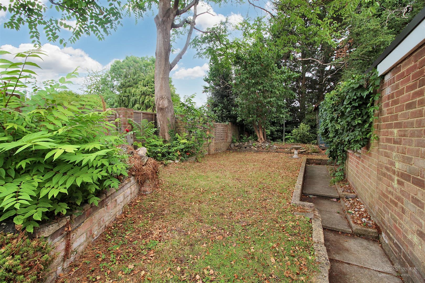 3 bed property in Fitzroy Crescent, Reading